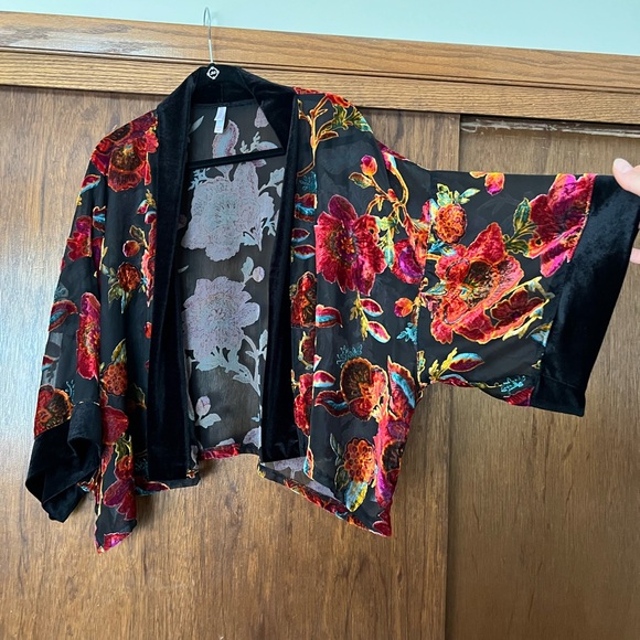 Floral Kimono Jacket with Black Trim - Picture 4 of 4
